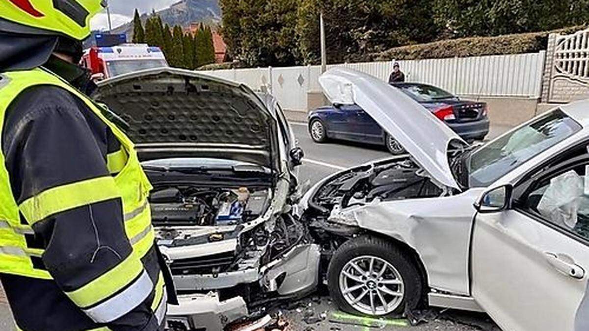 Die Feuerwehr musste die Unfallstelle absichern und ausgelaufene Betriebsmittel binden