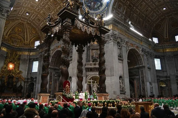 "Den Armen zu lieben heißt, gegen alle Armut zu kämpfen, sowohl gegen die geistigen als auch gegen die materiellen Nöte", sagte der Papst vor den auf dem Petersplatz versammelten Gläubigen.