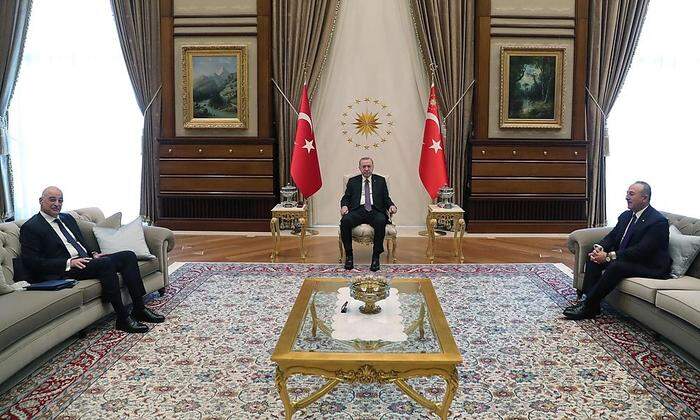 Der griechische Außenminister (links) und sein türkischer Amtskollege auf dem Sofa