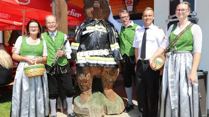 Am Foto von links: Maria Bacher, Walter Jost, Paul Eberhard, Kdt. Hans Peter Buxbaumer und Loreen Schwaiger.