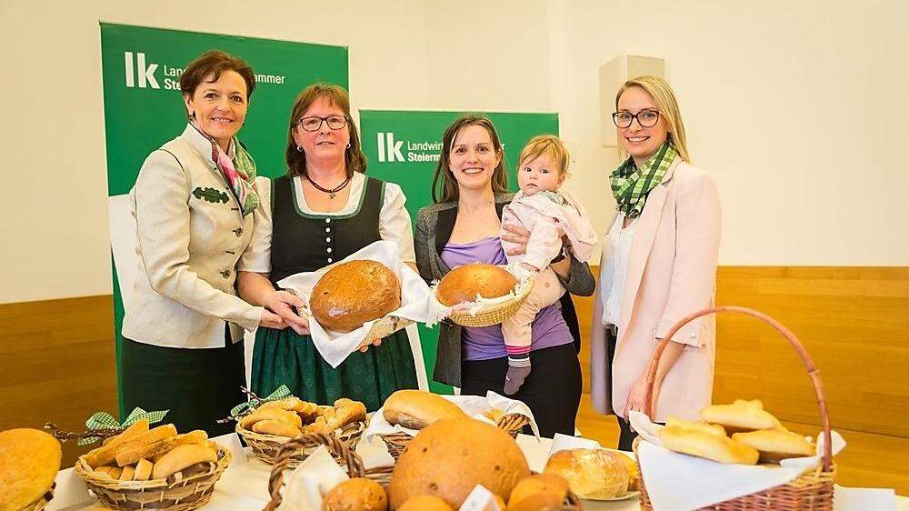 Zwei Landessiege erreichte der Bezirk Leibnitz mit Rosa Klösch und Bettina Tertinjek (v.l.n.r.) Vizepräsidentin Maria Pein und Verkostungsleiterin Nicole Zöhrer gratulieren