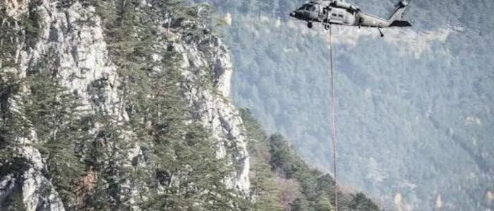 Man sieht einen Bundesheerhubschrauber beim Löschvorgang