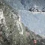 Man sieht einen Bundesheerhubschrauber beim Löschvorgang