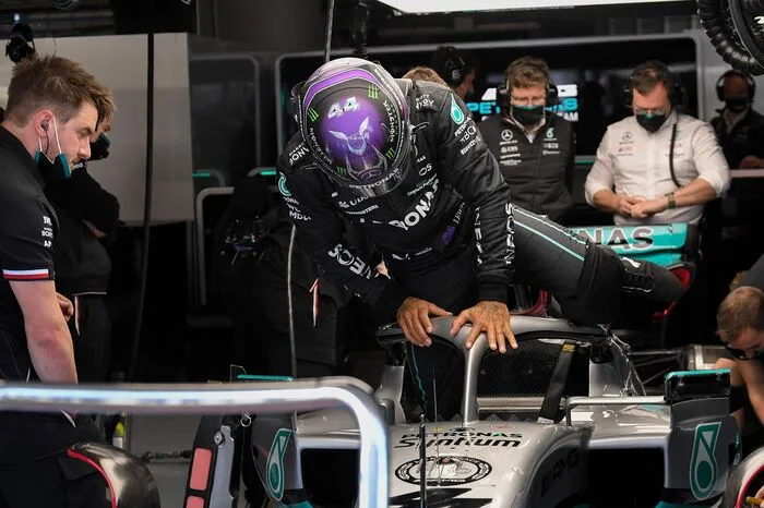 Sein Herausforderer Lewis Hamilton will sich in dieser Saison mit Weltmeistertitel Nummer acht unsterblich machen. Er ging wieder mit einem silbernen Mercedes an den Start.