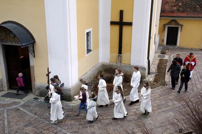 Nach dem Einzug der elf Ministranten in die Pfarrkirche der Hundertwassergemeinde...