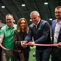 Offizielle Eröffnung: Schwarzlsee-Pächter Klaus und Isabella Leutgeb mit Betreiber Martin Reiner, Landeshauptmann Mario Kunasek und Bürgermeister Matthias Pokorn (Premstätten)