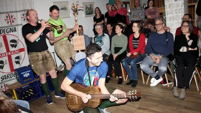 Zwei Mal ausverkauft war das bekannte Gasthaus Grabenmühle bei der diesjährigen Premiere der Eigenproduktion „Sardinien“ mit dem Gaststubentheater Gößnitz.
