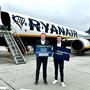 Drei Destinationen fliegt die irische Billig-Airline Ryanair mit Top-Manager Andreas Gruber ab bzw. nach Klagenfurt (rechts im Bild: Flughafen-Geschäftsführer Maximilian Wildt)