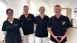 Ein Gruppenfoto mit drei Frauen und einem Mann