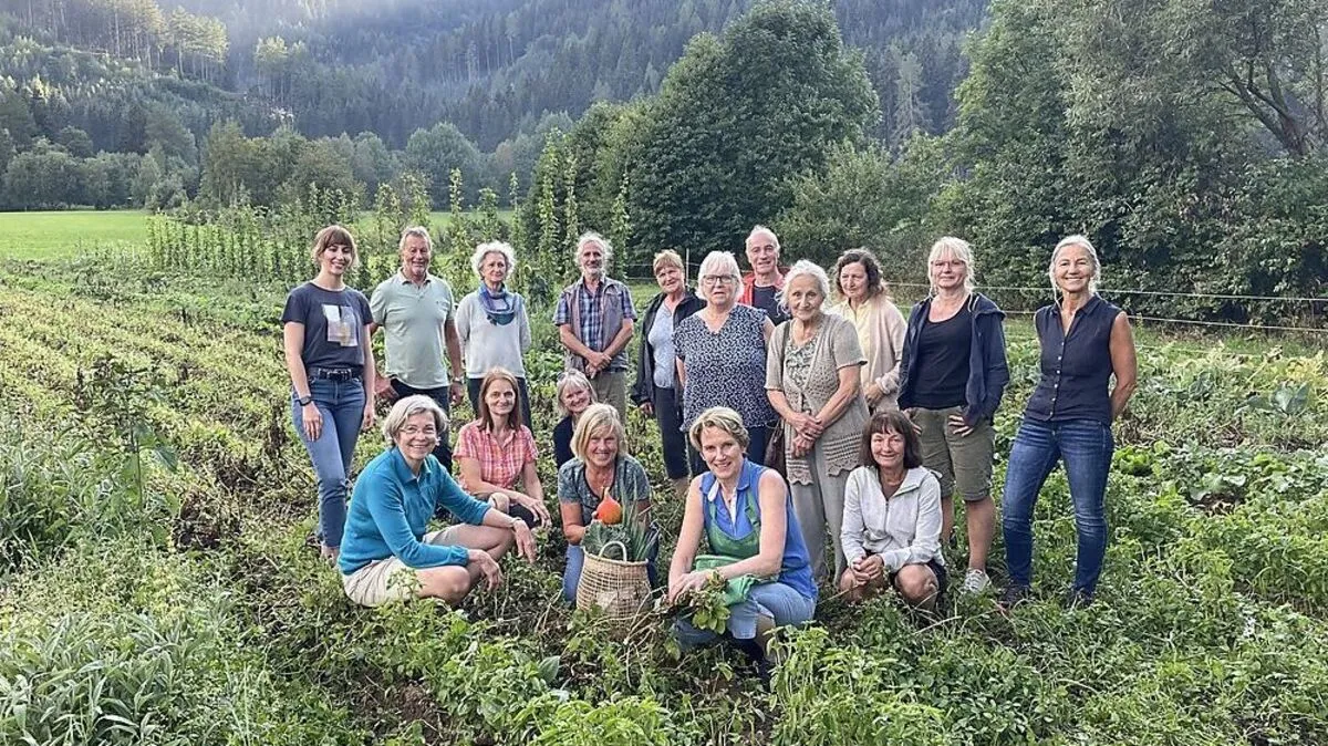 Die Vereinsmitglieder auf ihrem Feld in Mauterndorf