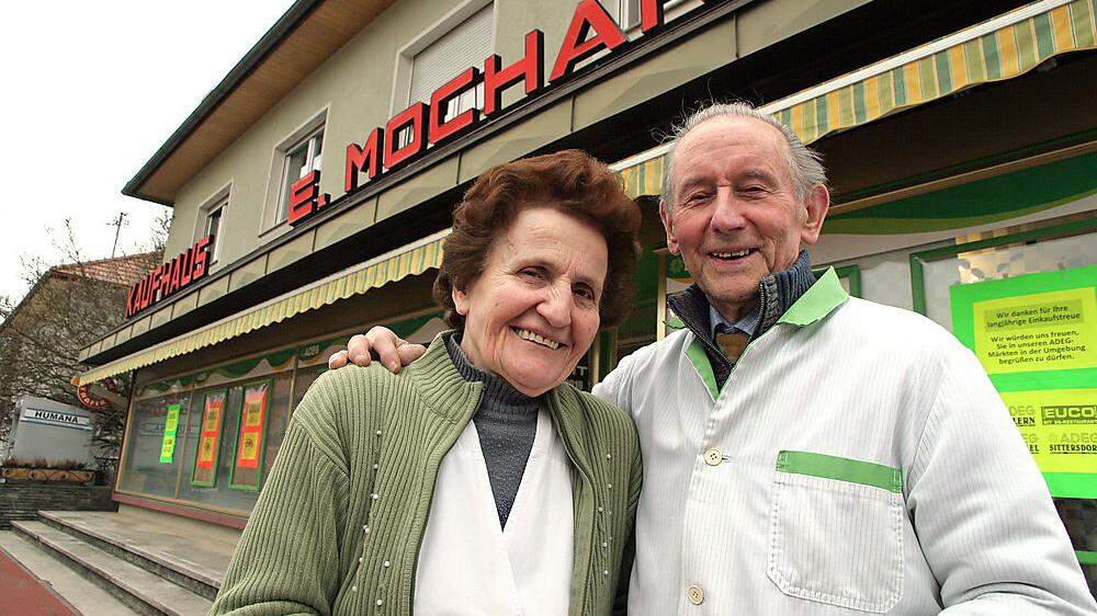 Elisabeth und Emil Mochar vor ihrem Geschäft