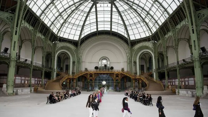 Bei der Chanel-Cruise-Show 2019/20 zeigt Karl Lagerfelds Nachfolgerin Virginie Viard zum ersten Mal eine Kollektion, die ohne das Mitwirken des Designers entstanden ist.