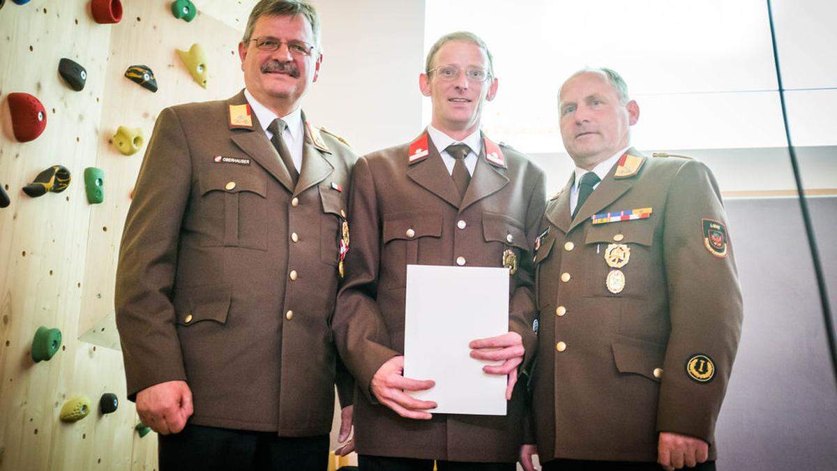 Herbert Oberhauser (links) und Franz Brunner (rechts) beförderten Josef Burgmann. Er ist der neue Kommandant der Freiwilligen Feuerwehr Untertilliach