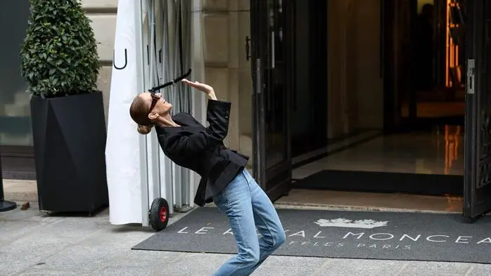 Céline Dion tanzte und sang spontan mit Fans vor ihrem Pariser Hotel