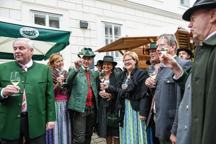 Landeshauptmann Hermann Schützenhöfer, LK-Vizepräsidentin Maria Pein, Bürgermeister Siegfried Nagl, Landesschulratspräsidentin Elisabeth Meixner, Landesbäurin Gusti Maier, LR Barbara Eibinger-Miedl, LK-Chef Franz Titschenbacher, Grawe-Ehrenpräsident Franz Harnoncourt-Unverzagt