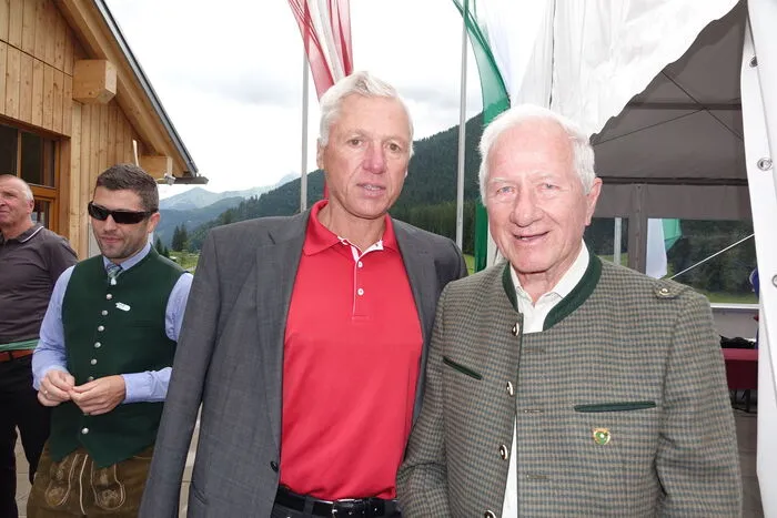 Sepp Larcher (im Bild mit Altbürgermesiter Hermann Auernigg, l.) war der Motor für die erste Schanze in der Ramsau in den 70er Jahren.