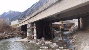 Mit Stahlträgern und Stahlbetonfundamenten musste die Brücke im vergangenen Herbst gesichert werden