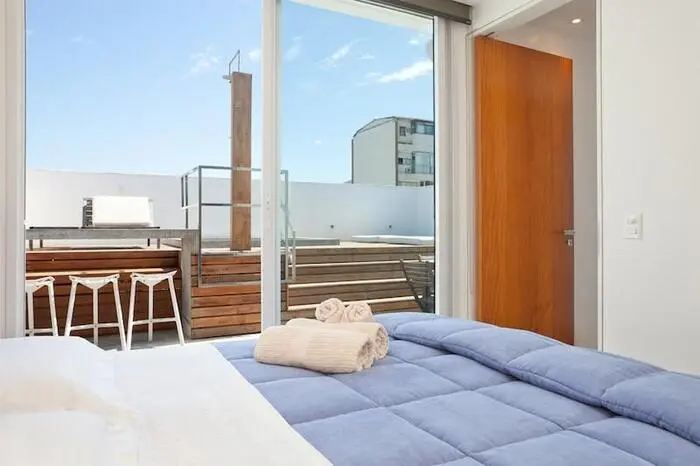 In den drei Schlafzimmern dieses "Design Penthouses" können bis zu sechs Personen übernachten...