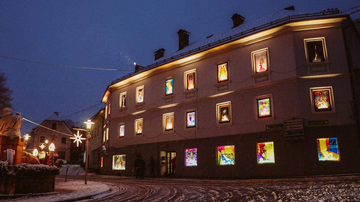 Ein Haus dient als riesiger Adventkalender am Anna-Plazotta-Platz