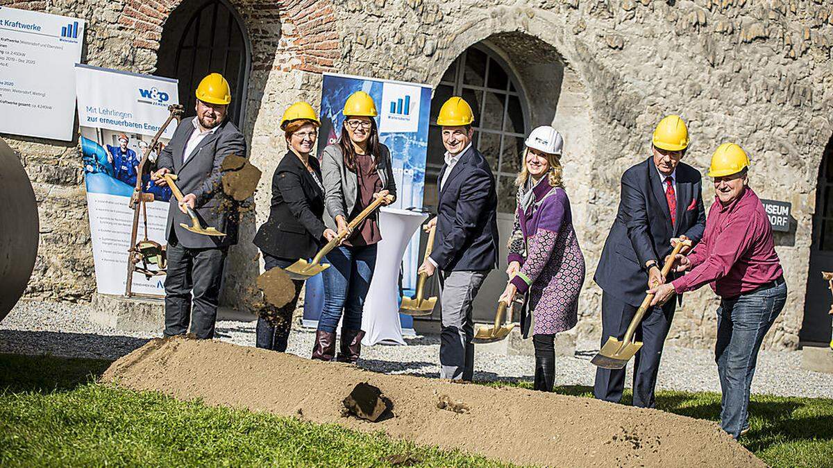 Von links: Lehrlingsausbilder Christian Schellander, Dörflinger, Umweltlandesrätin Sara Schaar, Salzer, Fromme-Knoch, Kern und Grabuschnig beim gestrigen Spatenstich