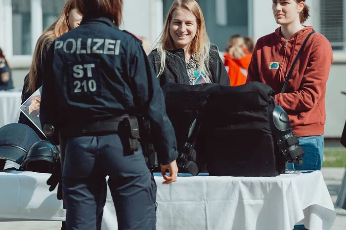 Dabei wurden sowohl die theoretischen als auch praktischen Aspekte des Polizeiberufs vorgestellt. Unter anderem waren Polizistinnen der Bereitschaftseinheit, der Einsatzeinheit, des Sanitätsdienstes, der Spurensicherung und eine Bezirksbrandermittlerin vor Ort.