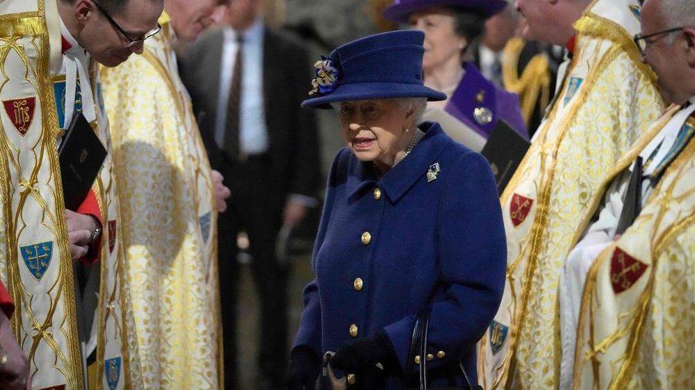 Mit dem Gehstock im Gottesdienst: Queen Elisabeth II.