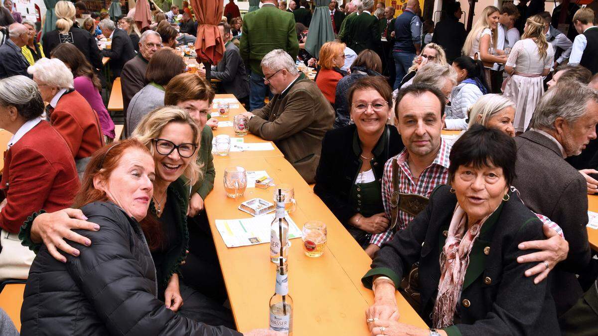 Besucher des Marktfestes in Weißkirchen präsentierten sich in Feierlaune