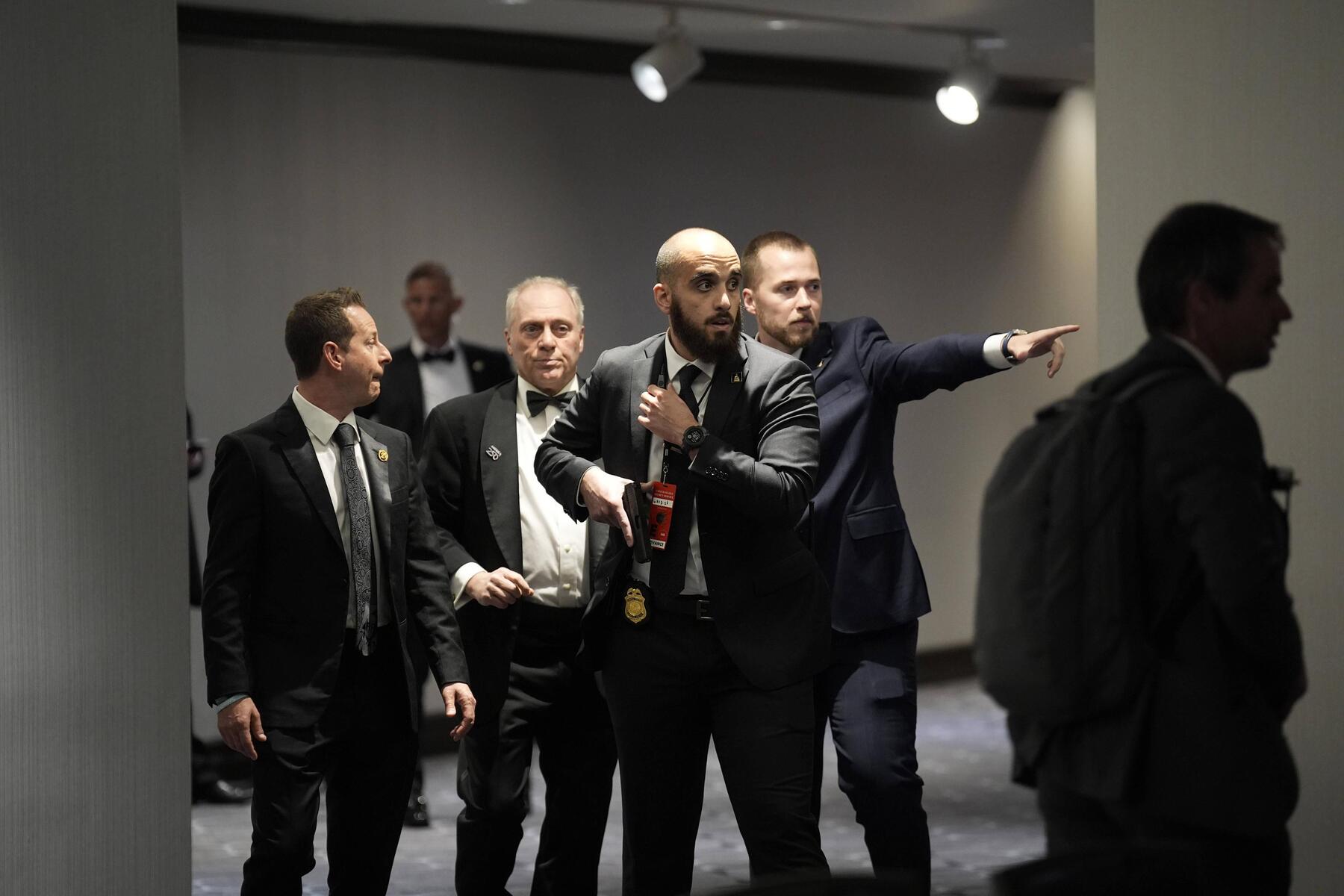 Panik in Festsaal, Bewaffneter schießt auf Secret Service: Trump sieht vereitelten Anschlag