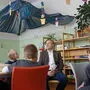 Karl Rudischer, Bürgermeister von Mürzzuschlag, (Mitte) stand rund 20 Kindern Rede und Antwort