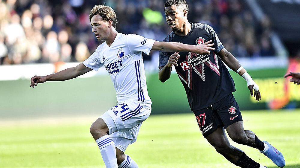 William Böving im Trikot vom FC Kopenhagen gegen Raphael Onyedika vom FC Midtjylland