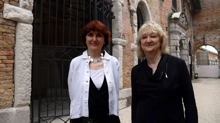 Es ist eine Biennale, die vor Optimismus sprüht, die eine bessere Welt zu erbauen oder zumindest zu erdichten entschlossen ist, und die Architektur als "Kultur der Humanität" begreift. Shelley McNamara und Yvonne Farrell, die beiden Kuratorinnen der diesjährigen Architekturbiennale Venedig, haben in den Arsenale und im Hauptpavillon eine dichte Sammlung von Best Practice-Beispielen eingerichtet.