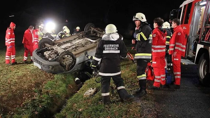 Der Beifahrer (88) wurde von den Einsatzkräften befreit