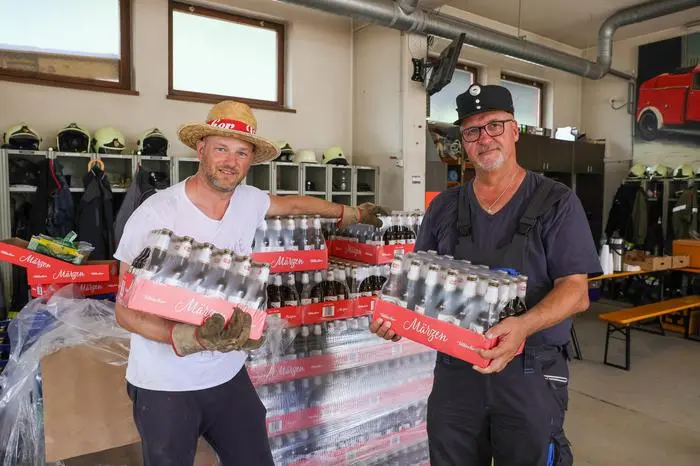 Werner Kresse von der Brau Union und Bürgermeister Klaus Glanznig mit der Lieferung