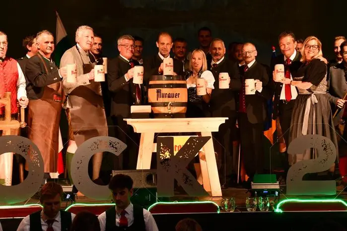 Nach dem gelungenen Anstich galt es Prost auf den Murauer Bock anzustoßen.
