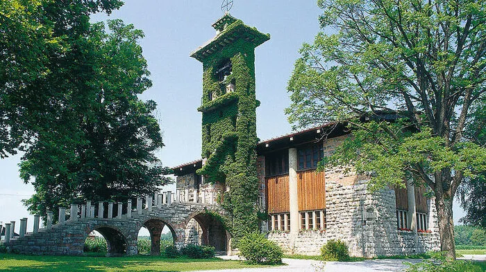 Heute ist der Kirchturm von St. Michael wild bewachsen – die Architektur darunter ist nach wie vor ein Blickfang