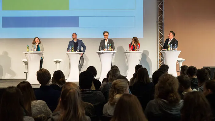 Die Wochenzeitung „WOCHE Graz und Umgebung“, die Landesschülervertretung und die „BIG“ (Bürgerinformation Graz) haben am Freitagvormittag in die größte Schulklasse von Graz geladen.