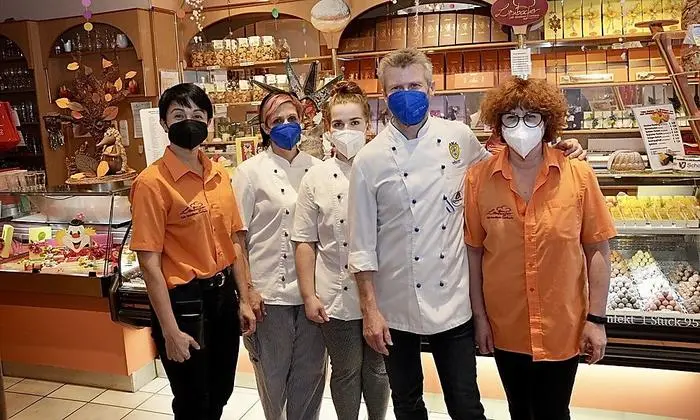 Das Ehepaar Lienbacher mit drei Mitarbeitern 