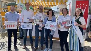 Richard Judmaier, Franz Spath (Obmann-Stv. Steirermilch und bäuerlicher Beirat Berglandmilch), Bernhard und Andrea Luckner, Regina Mikusch und Milchprinzessin Birgit Kaufmann machen auf die Herausforderungen aufmerksam