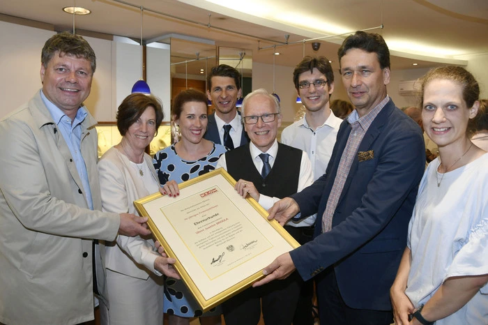 Bürgermeister Gerhard Pirih, Sigrid und Firmeninhaberin Susanne Brigola, Martin Brigola-Pulverer und Seniorchef Hans Paul Brigola. Von der Wirtschaftskammer Spittal überreichten Rudolf Oberlojer, Peter Demschar und Christine Hübner eine Ehrenurkunde (von links).