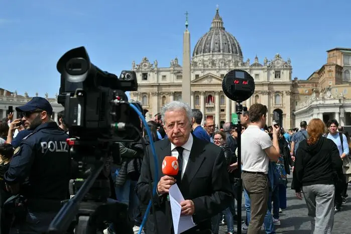 Journalisten berichteten bereits kurz nach der Todesnachricht live vom Petersplatz