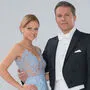 Blau-schwarz am Opernball: Weichselbraun und Haider