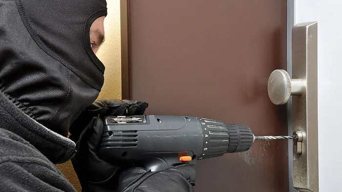 Die Einbrecher kamen durch eine Nebentür (Symbolfoto)