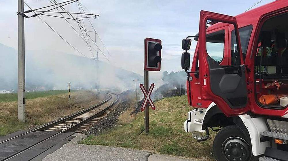 Zu mehreren Bahndammbränden mussten die Feuerwehren am Ossiacher See am Donnerstag ausrücken