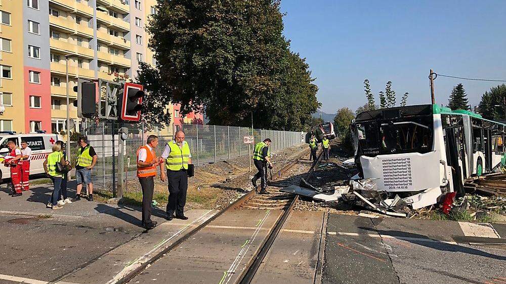 Am 18. September kam es an der Eisenbahnkreuzung in der Grottenhofstraße zum verheerenden Unfall: Die Buslenkerin starb, zahlreiche Menschen wurden verletzt