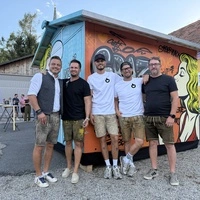 Aufsteirern Organisator Markus Lientscher, Künstler Wenzo, die Ribeye Boys Nino Sifkovits sowie Robert Buchberger und Wolfgang Mally von derQuick Up Hütten GmbH.