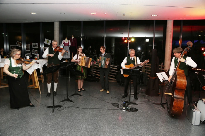 Im Foyer wurden die Ballbesucher von den Weizer Musilehrern und dem Volksmusikensemble der Musikschule zum Tanz aufgefordert.