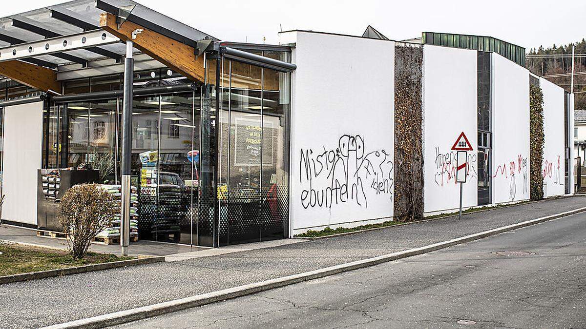 Der Supermarkt wurde großflächig besprüht