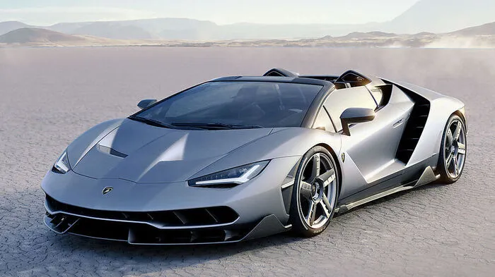 Genau wie die Coupé-Version wird der Centenario Roadster in einer auf 20 Fahrzeuge limitierten Serie produziert, die 2017 ausgeliefert wied. Alle 40 Centenario sind bereits verkauft – zu einem Grundpreis von 1,75 Millionen Euro plus Steuern für das Coupé bzw. zwei Millionen Euro plus Steuern für den Roadster.
