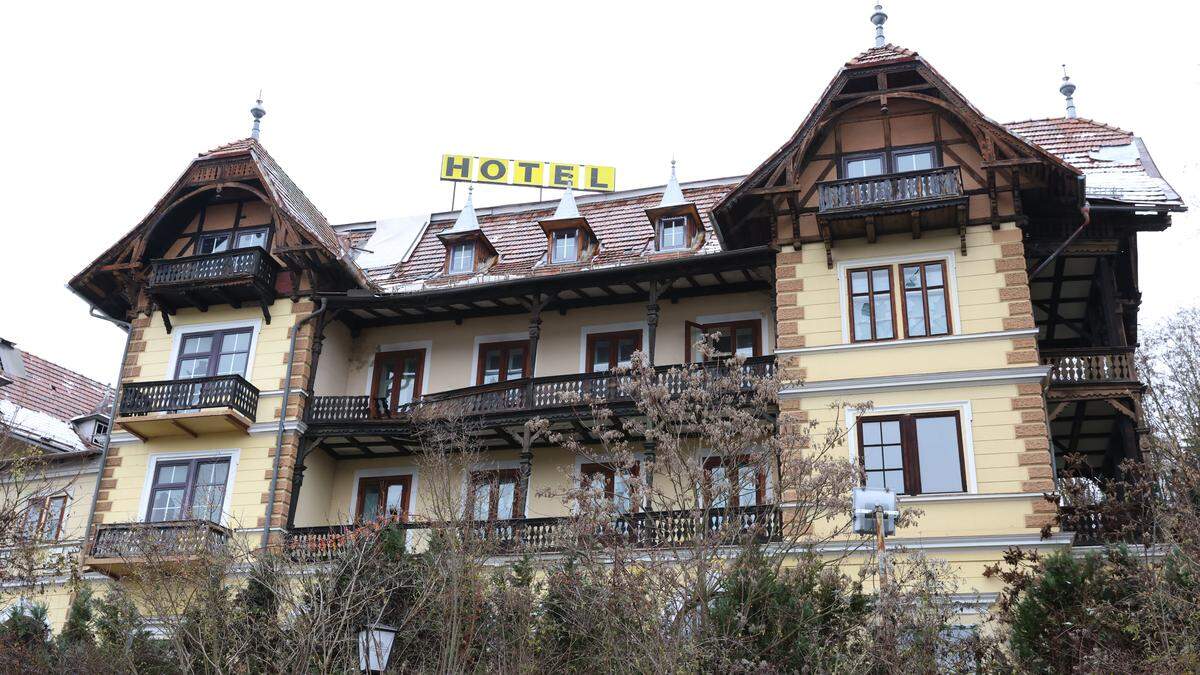 Das ehemalige Baujuwel &quot;Hotel Wörthersee&quot; in der Ostbucht ist mehr als baufällig. Mit dem Verkauf virtueller Ziegel werden jetzt Spenden für den Wiederaufbau gesammelt.