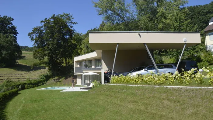 Ein Blick auf die Zufahrtsseite mit der Carport-Konstruktion.